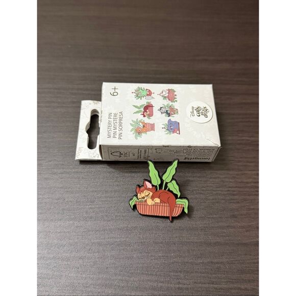 Loungefly Accessories - Loungefly Disney Cats Plants Blind Box Enamel Pin - Dinah